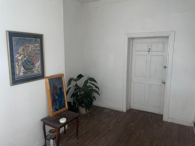Foto del edificio - Two Bedroom Apartment Close to Downtown Ly...