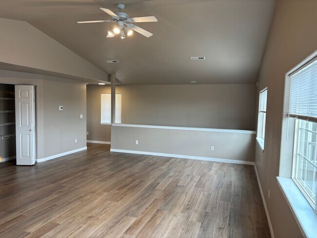 Foto del edificio - 1523 NE Frank McClean Ct