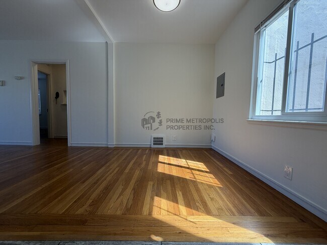 Building Photo - 605 Hillsborough St