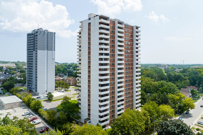 Photo du bâtiment - Hillburn Apartments