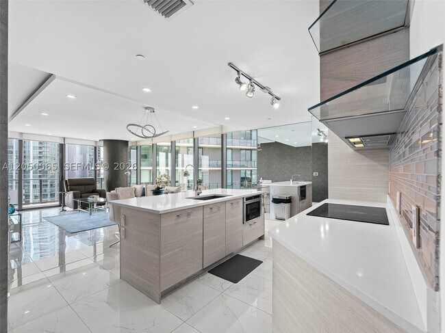 Foto del edificio - 650 NE 32nd St