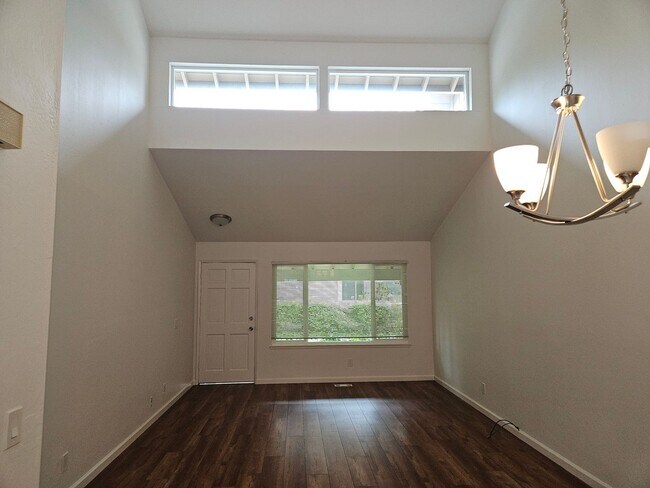 Foto del edificio - Renovated 2/2 Condo - Cupertino Schools - 2 Car Garage!