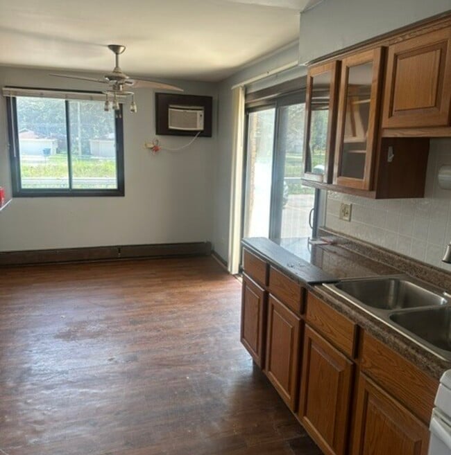 Building Photo - 14833 Kilpatrick Ave