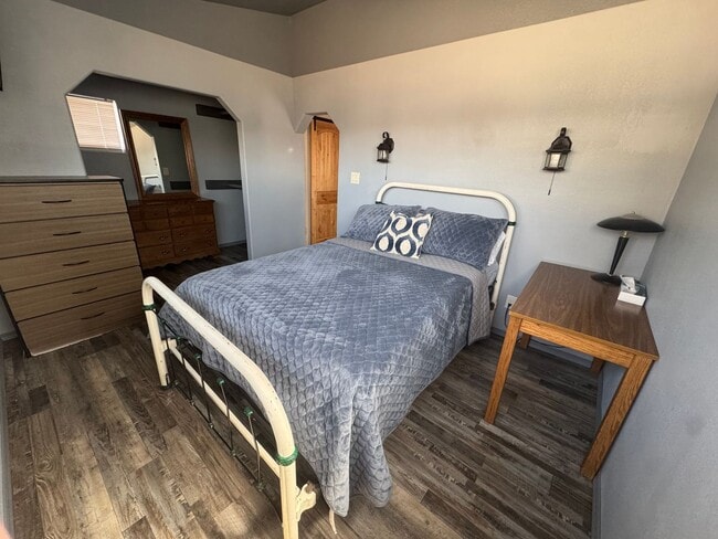 Building Photo - Fully furnished large 1 bedroom