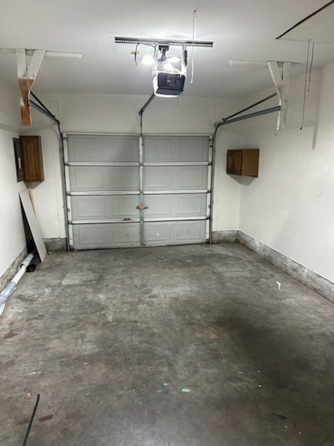 Building Photo - 2 bedroom 2 1/2 bathroom