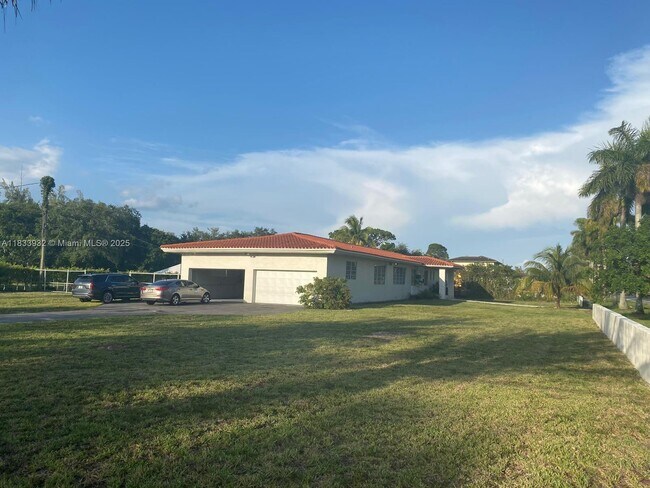 Foto del edificio - 1895 NW 175th St