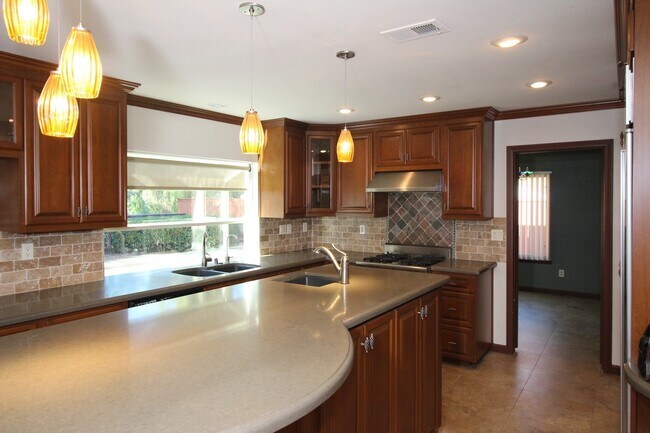 Foto del edificio - Spacious 4-Bedroom Home with Canyon Views ...