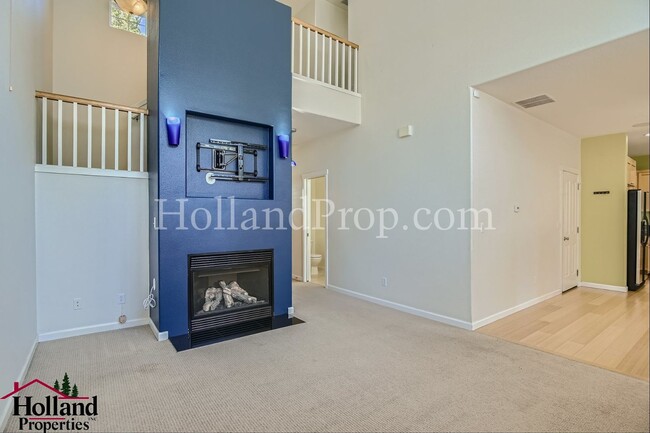 Foto del edificio - Beautiful 3-Bedroom Home with High Ceiling...