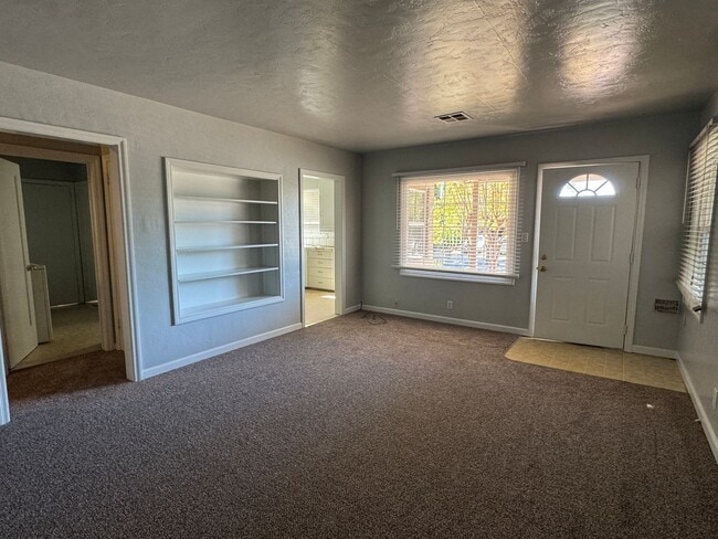 Building Photo - Nice Two Bed, One Bath Duplex In Central Stockton