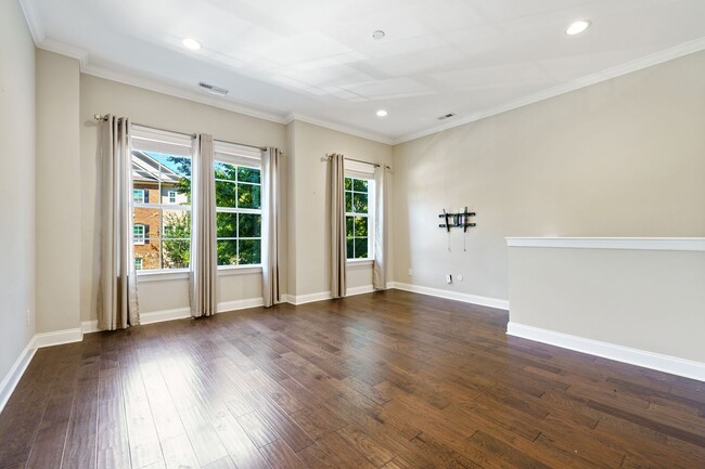 Building Photo - Gorgeous 3-Bedroom Townhome Near the Beltl...