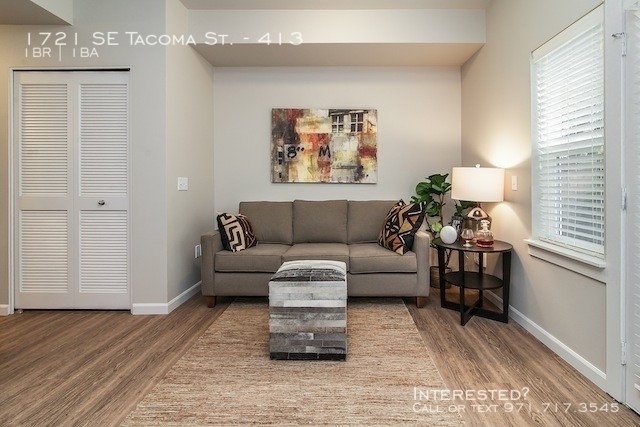 Building Photo - Modern, Excellent Location, Move in Special!