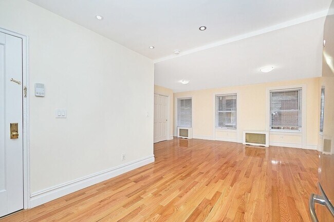 Building Photo - 16 E 58th St