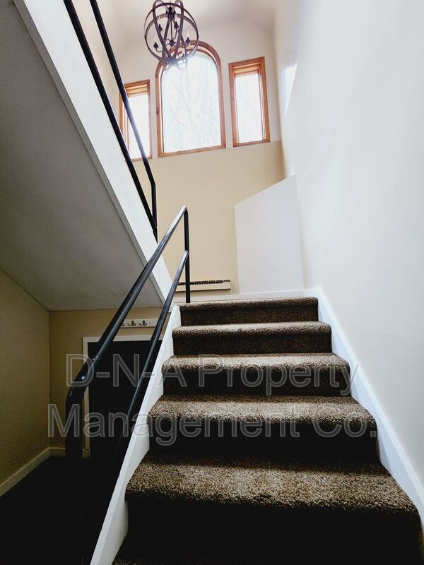 Building Photo - 346 Hollow Rd