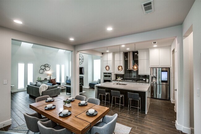 Building Photo - 7021 Royal View Dr