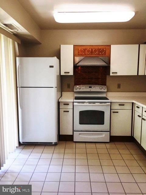 Foto del edificio - 7052 Harbour Village Ct