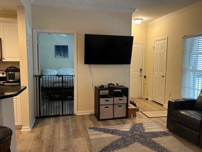 Foto del edificio - Unfurnished First Floor Condo w/ Garage!