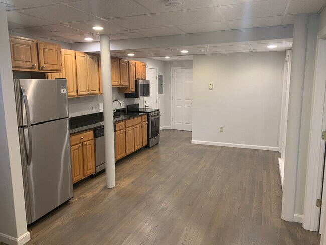 Building Photo - 61 Park Dr