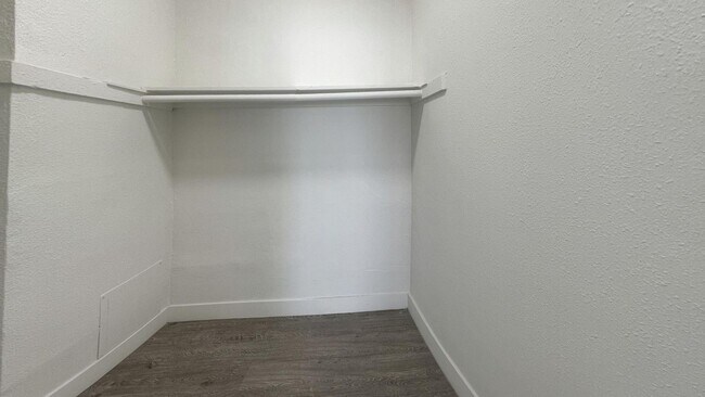 Foto del edificio - Budlong Apartments...Newly Renovated Studio...Hardwood Floors! CALL NOW!