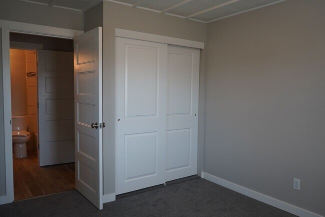 Building Photo - r1500VDuplex
