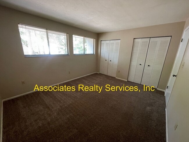 Building Photo - End Unit in Bellamy Forge!