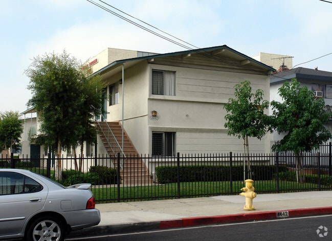 Building Photo - The Oasis Apartments