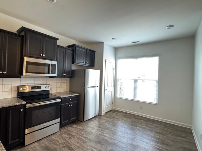 Building Photo - 3 Bedroom | 2.5 Bathroom Townhome in North...