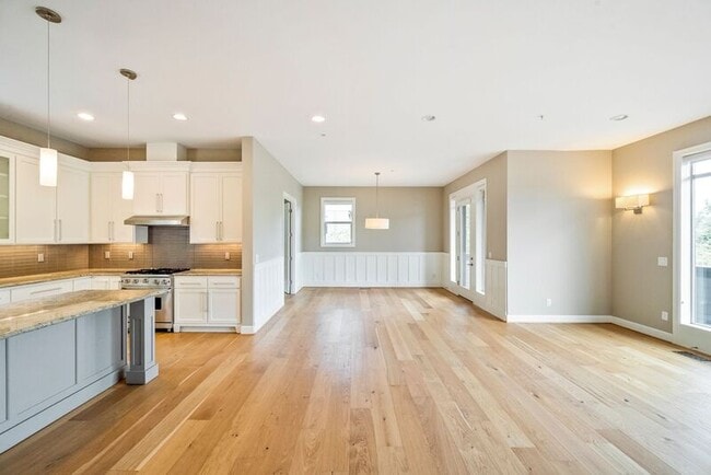 Building Photo - 307 NW Meridian Ridge Ct