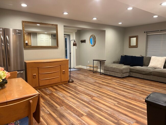 Foto del edificio - 2135 Meadowlark Pl