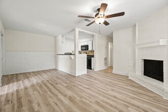 Building Photo - 2116 N Austin Ave