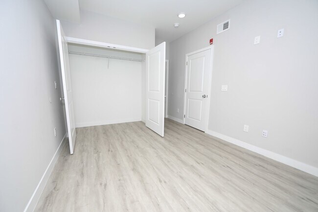 Building Photo - 2 Bedroom Condo in the heart of 2nd Street!