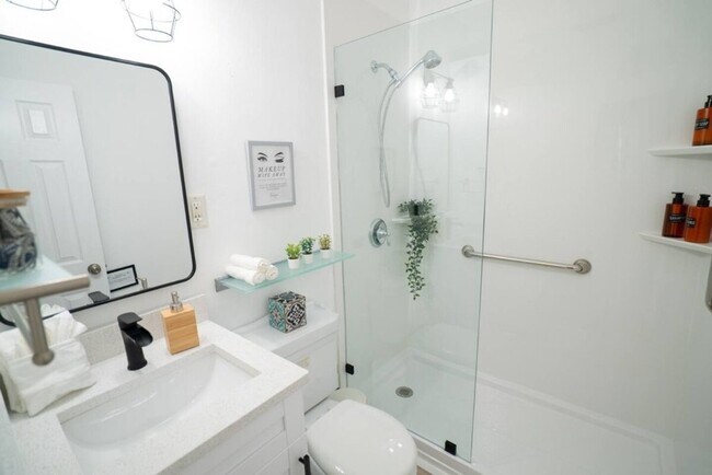 Foto del edificio - Stylish Heated Pool House  Near the Beach