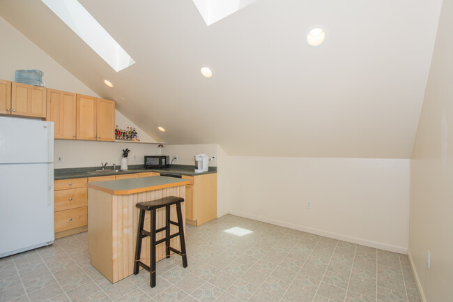 Dining space and movable island - 1709 North Callow Avenue