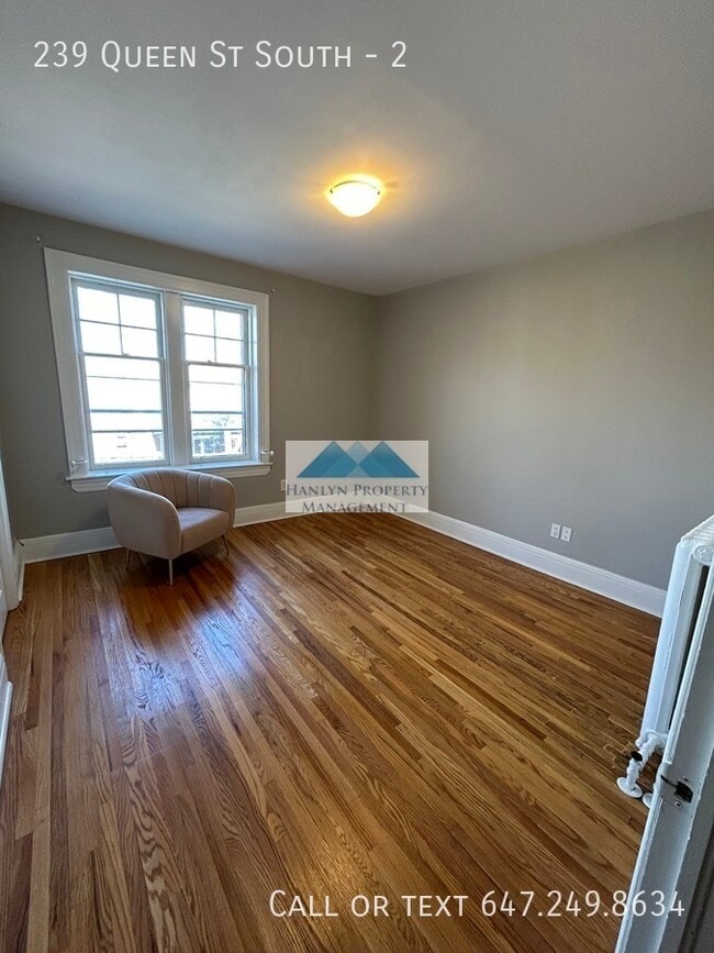 Photo du bâtiment - 239 Queen St S