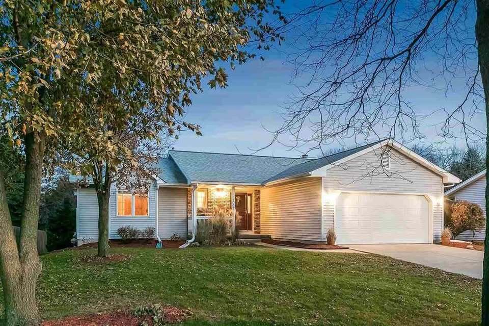 Primary Photo - 1037 Fountain Dr