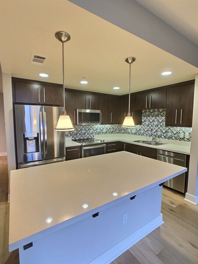 Foto del edificio - Beautifully Upgraded 2 Bedroom Condo with a Den in Downtown San Jose