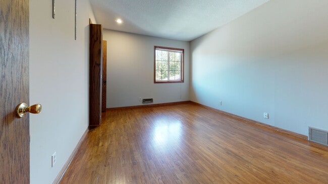 Building Photo - 4 bed 2 bath unit