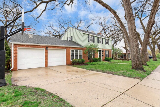 Building Photo - 811 Hiawatha Dr