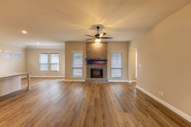 Building Photo - Well-Designed 3 Bed/2 Bath Home with Bonus Office