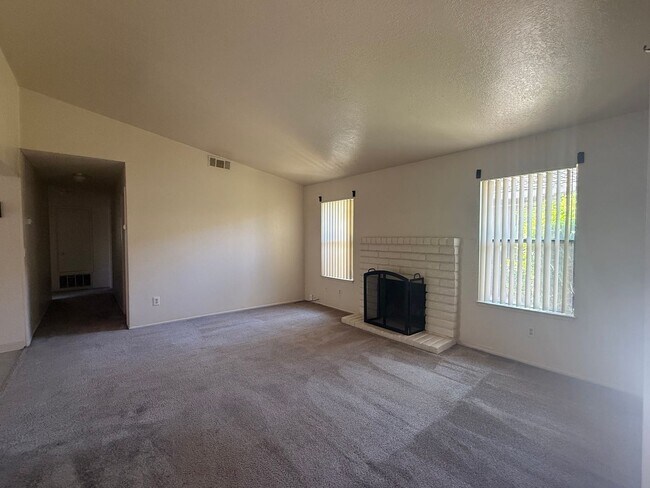 Foto del edificio - 3 Bed, 2 Bath Home with 2-Car Garage in Quail Lake Area