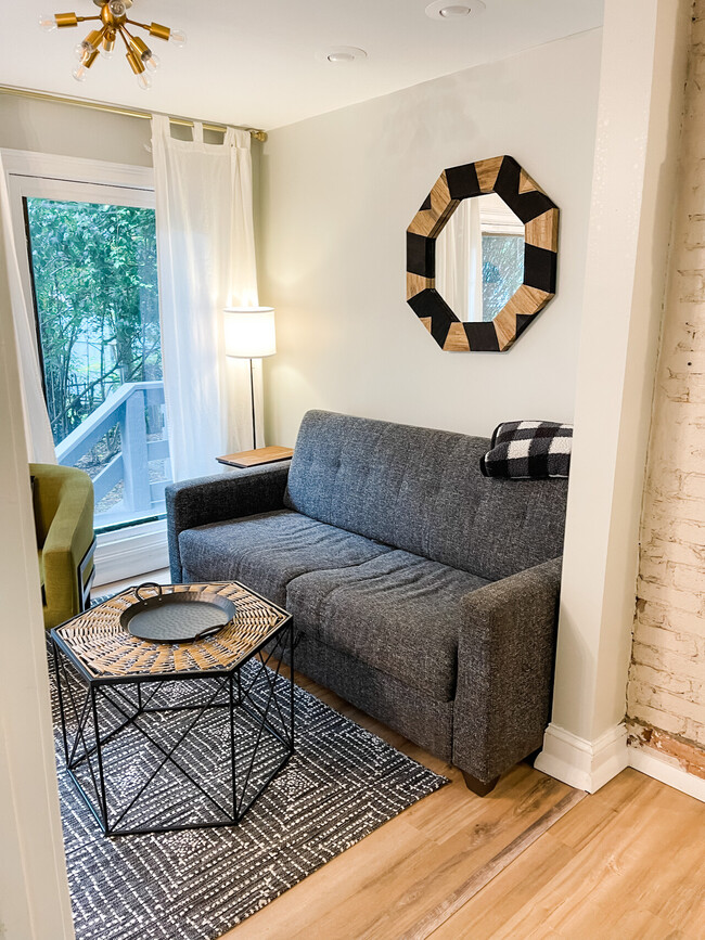Building Photo - Furnished 2 bed 1 bath on 38th