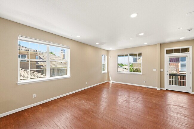 Foto del edificio - $2,740.95 -  3 Bed, 2.5 Bath Townhome in Denver with Attached Garage and Central AC!