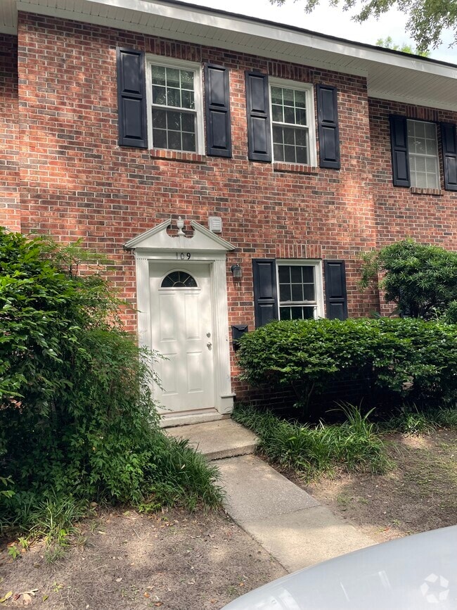 Front of townhome - 109 Heritage Cir