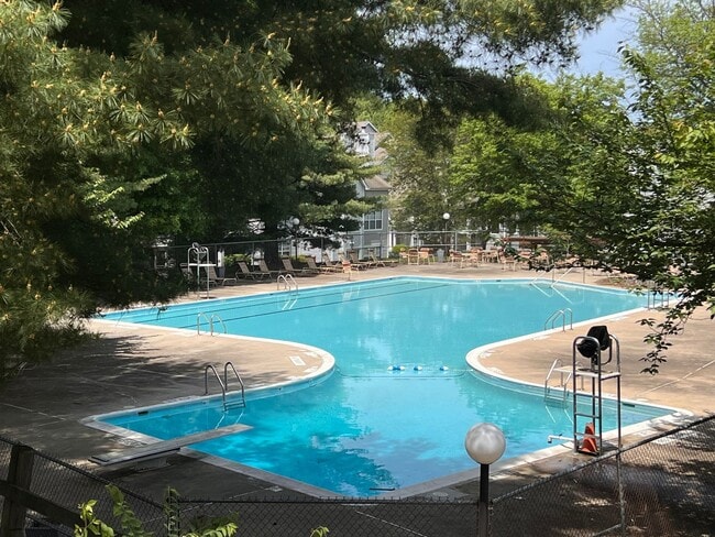 Foto del edificio - Lovely 1 BR/1 BA Loft-Style Condo in Montg...