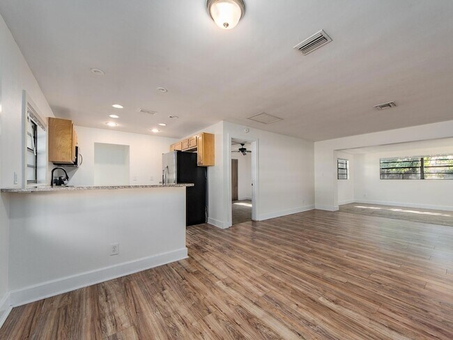 Building Photo - 2242 Indian Ave S