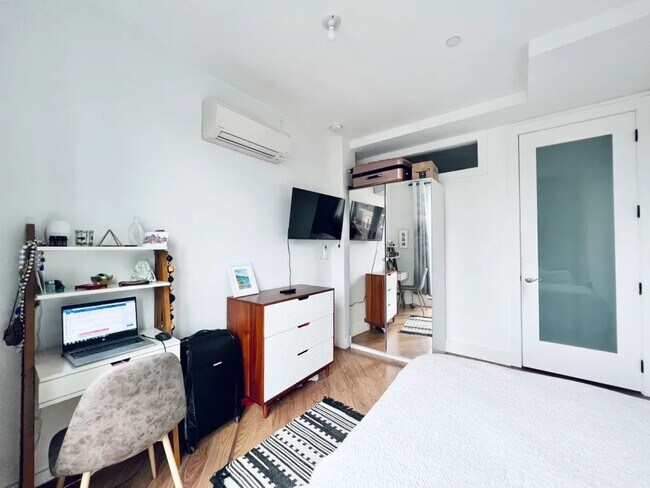 Foto del edificio - Furnished room/NOT APARTMENT