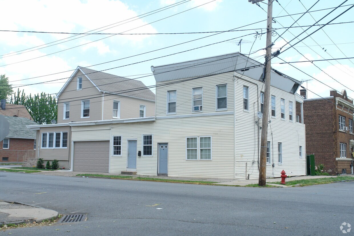 Primary Photo - 390 Johnstone St