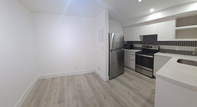 Foto del edificio - 10930 Royal Palm Blvd