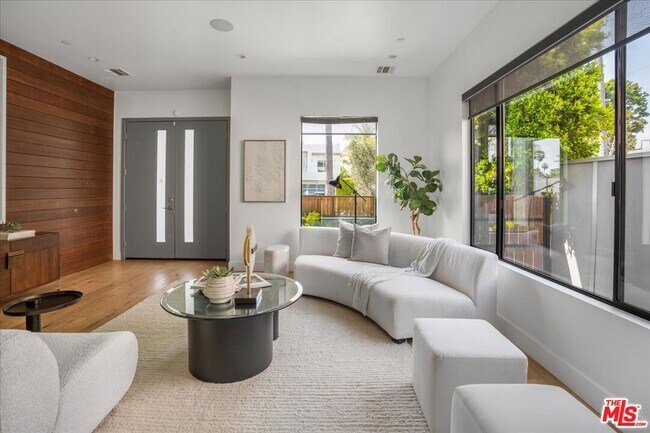 Foto del edificio - 616 N Fuller Ave