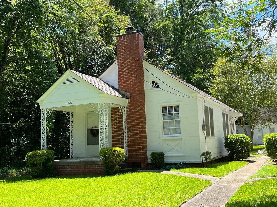 Primary Photo - AVAILABLE NOW! NEWLY RENOVATED WITH BRAND ...