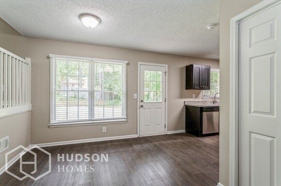 Foto del edificio - NOW AVAILABLE! - 2040 Darrel Ln, Lawrencev...